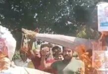 मुख्य चुनाव आयुक्त पर टिप्पणी: अखिलेश-राहुल का पुतला फूंका:राष्ट्रीय हिन्द समाज पार्टी ने नारेबाजी कर जताया विरोध मुख्य चुनाव आयुक्त पर टिप्पणी: अखिलेश-राहुल का पुतला फूंका:राष्ट्रीय हिन्द समाज पार्टी ने नारेबाजी कर जताया विरोध