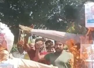 मुख्य चुनाव आयुक्त पर टिप्पणी: अखिलेश-राहुल का पुतला फूंका:राष्ट्रीय हिन्द समाज पार्टी ने नारेबाजी कर जताया विरोध मुख्य चुनाव आयुक्त पर टिप्पणी: अखिलेश-राहुल का पुतला फूंका:राष्ट्रीय हिन्द समाज पार्टी ने नारेबाजी कर जताया विरोध