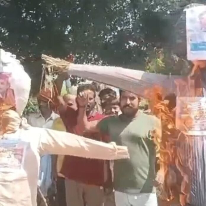 मुख्य चुनाव आयुक्त पर टिप्पणी: अखिलेश-राहुल का पुतला फूंका:राष्ट्रीय हिन्द समाज पार्टी ने नारेबाजी कर जताया विरोध