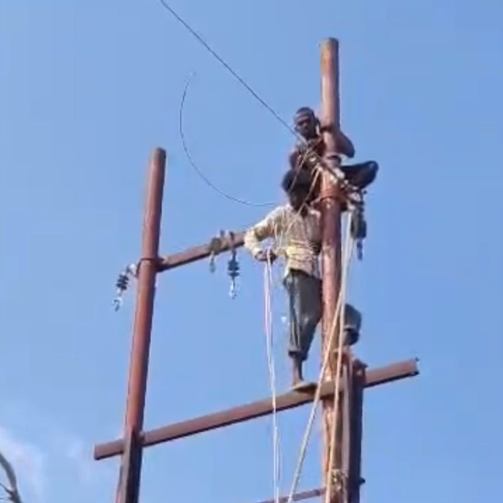 श्रावस्ती में 10 दिन बाद भी बिजली संकट बरकरार:350 गांवों में बिजली बहाल, फिर भी कई इलाके अंधेरे में; 1575 पोल बदलना बाकी
