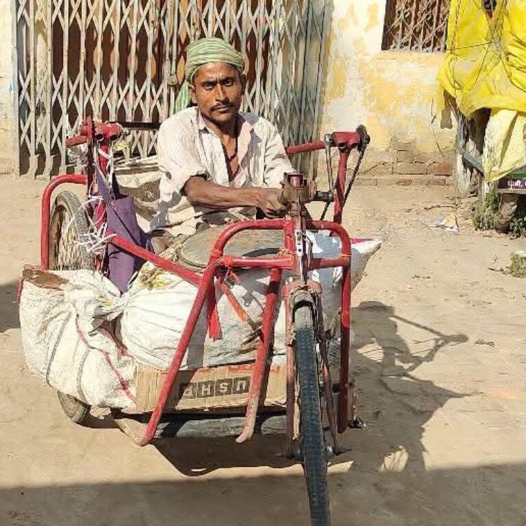 बस्ती में दोनों पैरों से दिव्यांग ने नहीं मानी हार:कबाड़ खरीदकर चला रहे परिवार की आजीविका, बने आत्मनिर्भरता की मिसाल