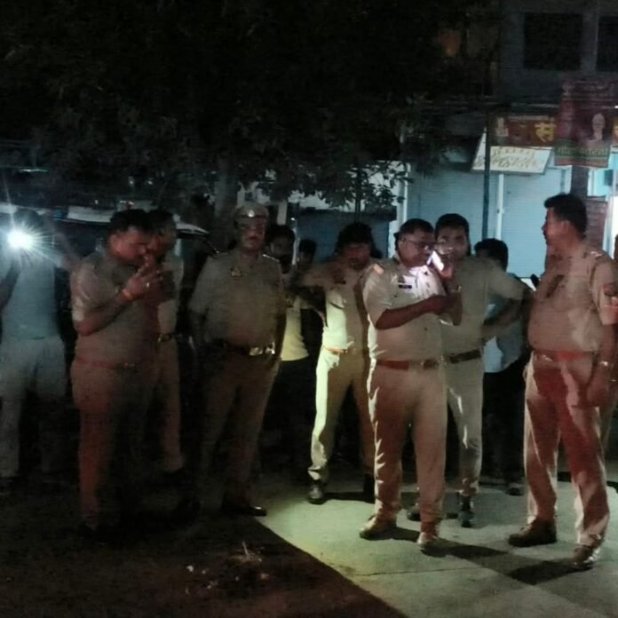 ट्रक की टक्कर से बाइक सवार युवक की मौत:बस्ती में लोगों ने ड्राइवर को पकड़ा, सड़क पर टेंपो खड़े होने से जाम की समस्या