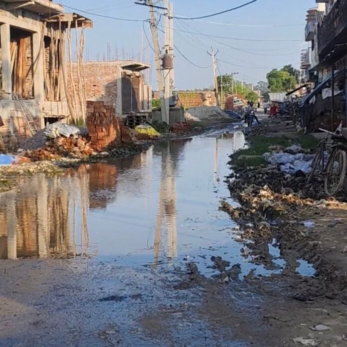 श्रावस्ती के लक्ष्मनपुर बाजार-परसिया राजा मार्ग पर जलभराव:लंबे समय से पानी भरा होने से राहगीर परेशान, प्रशासन ने नहीं दिया ध्यान