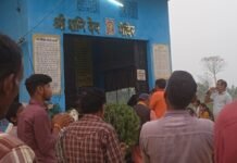 बहराइच के शनि देव मंदिर में आरती का आयोजन:सरजू घाट स्थित बालाजी धाम में बड़ी संख्या में भक्त पहुंचे बहराइच के शनि देव मंदिर में आरती का आयोजन:सरजू घाट स्थित बालाजी धाम में बड़ी संख्या में भक्त पहुंचे
