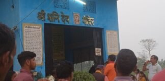 बहराइच के शनि देव मंदिर में आरती का आयोजन:सरजू घाट स्थित बालाजी धाम में बड़ी संख्या में भक्त पहुंचे बहराइच के शनि देव मंदिर में आरती का आयोजन:सरजू घाट स्थित बालाजी धाम में बड़ी संख्या में भक्त पहुंचे