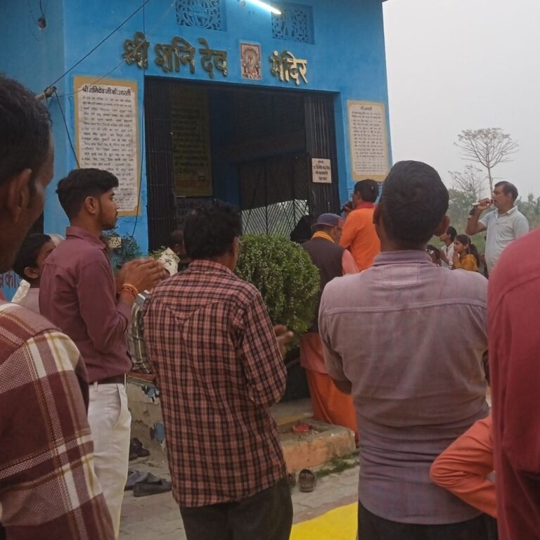 बहराइच के शनि देव मंदिर में आरती का आयोजन:सरजू घाट स्थित बालाजी धाम में बड़ी संख्या में भक्त पहुंचे