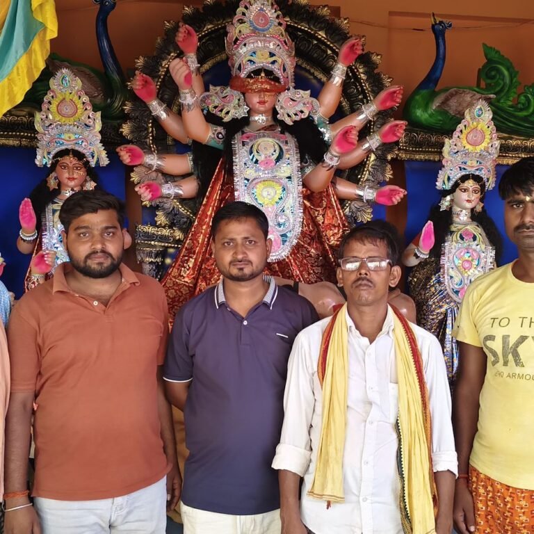 दौलतपुर गांव में नवदुर्गा पूजा की तैयारियां जोरों पर:बहराइच के मोतीपुर ब्लॉक में शिव भक्तों ने प्रतिमा स्थापित कर की शुरुआत