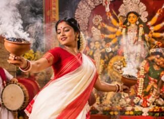ढाक की गूंज और धुनुची का धुआं, हाथ में जलती धुनुची लेकर मां दुर्गा के सामने क्यों होता है नृत्य?