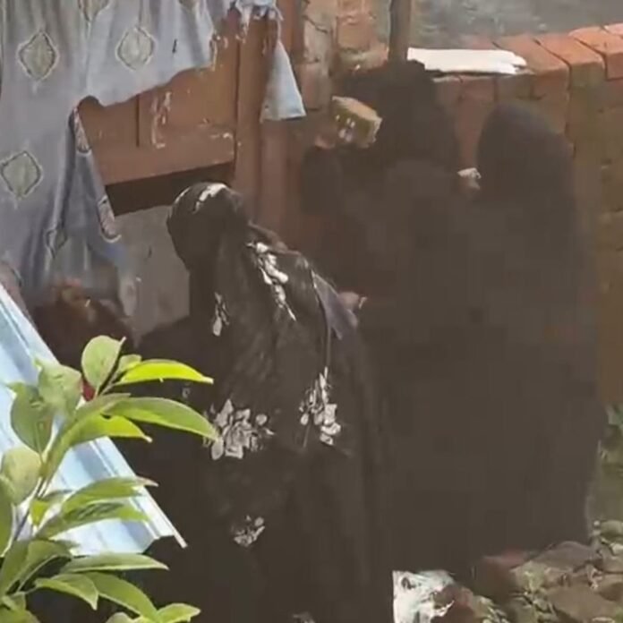श्रावस्ती में महिलाओं ने घर का दरवाजा तोड़ा:7 साल पुराने जमीन विवाद का मामला, पुलिस ने की कार्रवाई