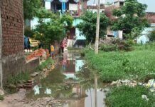 पठान पुरवा गांव के रास्ते पर जलभराव:पैदल-साइकिल सवारों को दिक्कत, निकासी न होने से परेशानी; ग्रामीणों ने कार्रवाई की मांग की