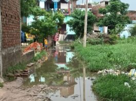 पठान पुरवा गांव के रास्ते पर जलभराव:पैदल-साइकिल सवारों को दिक्कत, निकासी न होने से परेशानी; ग्रामीणों ने कार्रवाई की मांग की
