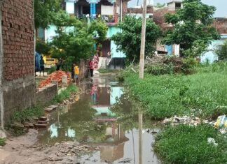 पठान पुरवा गांव के रास्ते पर जलभराव:पैदल-साइकिल सवारों को दिक्कत, निकासी न होने से परेशानी; ग्रामीणों ने कार्रवाई की मांग की