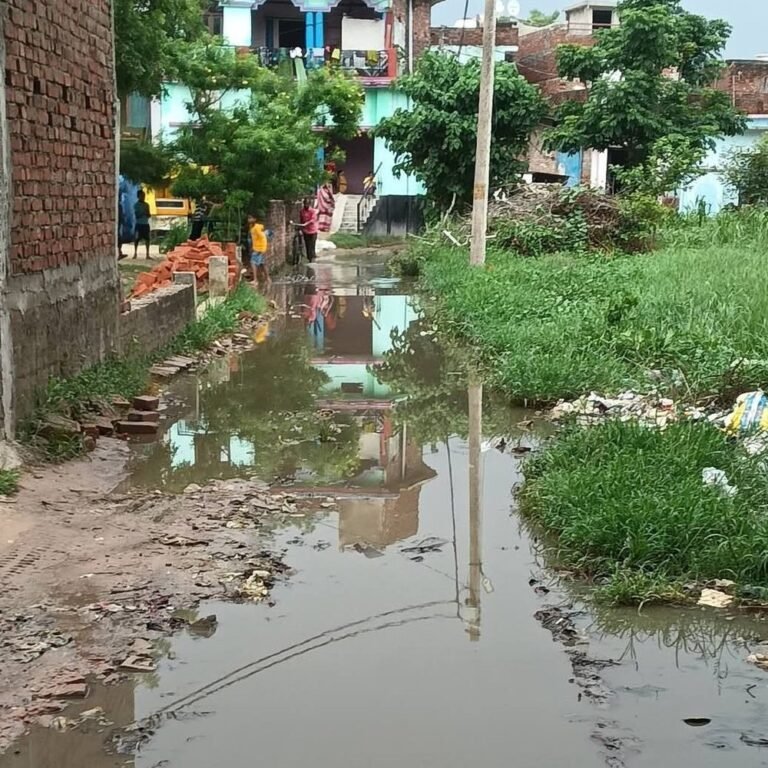 पठान पुरवा गांव के रास्ते पर जलभराव:पैदल-साइकिल सवारों को दिक्कत, निकासी न होने से परेशानी; ग्रामीणों ने कार्रवाई की मांग की