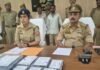 मोबाइल चोरी के नेटवर्क पर वाल्टरगंजपुलिस का शिकंजा,दो शातिर गिरफ्तार:इनके पास से 9 मोबाइल, लैपटॉप, प्रिंटर और नकदी बरामद हुई