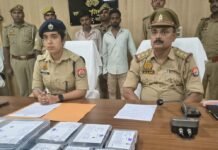 मोबाइल चोरी के नेटवर्क पर वाल्टरगंजपुलिस का शिकंजा,दो शातिर गिरफ्तार:इनके पास से 9 मोबाइल, लैपटॉप, प्रिंटर और नकदी बरामद हुई