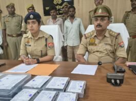 मोबाइल चोरी के नेटवर्क पर वाल्टरगंजपुलिस का शिकंजा,दो शातिर गिरफ्तार:इनके पास से 9 मोबाइल, लैपटॉप, प्रिंटर और नकदी बरामद हुई