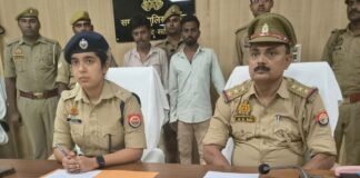 मोबाइल चोरी के नेटवर्क पर वाल्टरगंजपुलिस का शिकंजा,दो शातिर गिरफ्तार:इनके पास से 9 मोबाइल, लैपटॉप, प्रिंटर और नकदी बरामद हुई