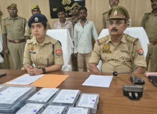 मोबाइल चोरी के नेटवर्क पर वाल्टरगंजपुलिस का शिकंजा,दो शातिर गिरफ्तार:इनके पास से 9 मोबाइल, लैपटॉप, प्रिंटर और नकदी बरामद हुई