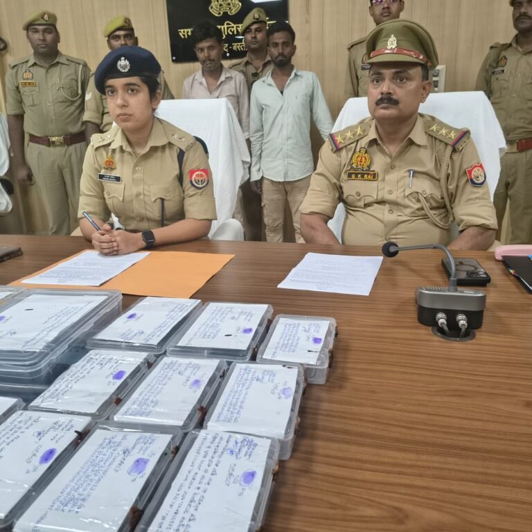 मोबाइल चोरी के नेटवर्क पर वाल्टरगंजपुलिस का शिकंजा,दो शातिर गिरफ्तार:इनके पास से 9 मोबाइल, लैपटॉप, प्रिंटर और नकदी बरामद हुई