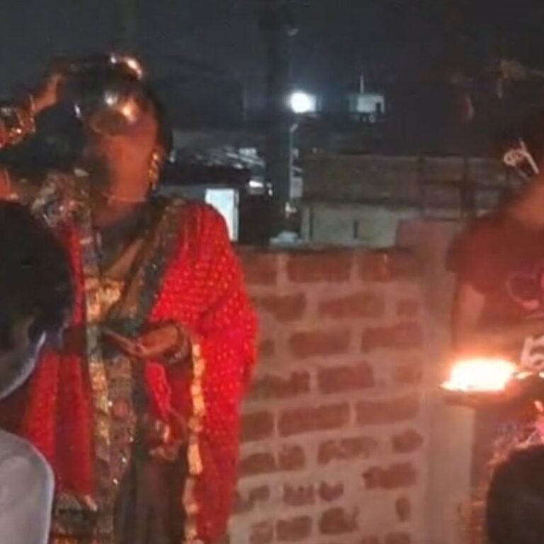 जमुनहा ब्लॉक में महिलाओं ने करवा चौथ का व्रत रखा:चांद को अर्घ्य देकर पति का चेहरा देखा, फिर पानी पीकर खोला व्रत