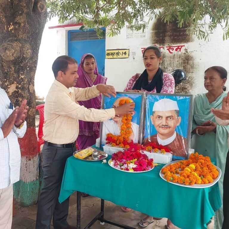 बीआरसी जमुनहा में गांधी-शास्त्री जयंती मनाई गई:बीईओ ने ध्वजारोहण कर माल्यार्पण किया, छात्र-छात्राओं को मिठाई भी बांटी