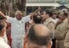 बहराइच में केला बेचकर लौट रहे युवकों से मारपीट:आरोपियों ने 25 हजार रुपए और चेन लूटी, कार्रवाई न होने पर पीड़ित पक्ष ने किया प्रदर्शन बहराइच में केला बेचकर लौट रहे युवकों से मारपीट:आरोपियों ने 25 हजार रुपए और चेन लूटी, कार्रवाई न होने पर पीड़ित पक्ष ने किया प्रदर्शन