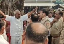 बहराइच में केला बेचकर लौट रहे युवकों से मारपीट:आरोपियों ने 25 हजार रुपए और चेन लूटी, कार्रवाई न होने पर पीड़ित पक्ष ने किया प्रदर्शन बहराइच में केला बेचकर लौट रहे युवकों से मारपीट:आरोपियों ने 25 हजार रुपए और चेन लूटी, कार्रवाई न होने पर पीड़ित पक्ष ने किया प्रदर्शन