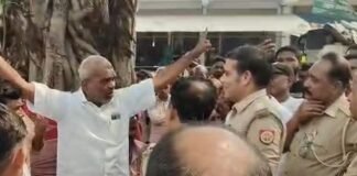 बहराइच में केला बेचकर लौट रहे युवकों से मारपीट:आरोपियों ने 25 हजार रुपए और चेन लूटी, कार्रवाई न होने पर पीड़ित पक्ष ने किया प्रदर्शन बहराइच में केला बेचकर लौट रहे युवकों से मारपीट:आरोपियों ने 25 हजार रुपए और चेन लूटी, कार्रवाई न होने पर पीड़ित पक्ष ने किया प्रदर्शन