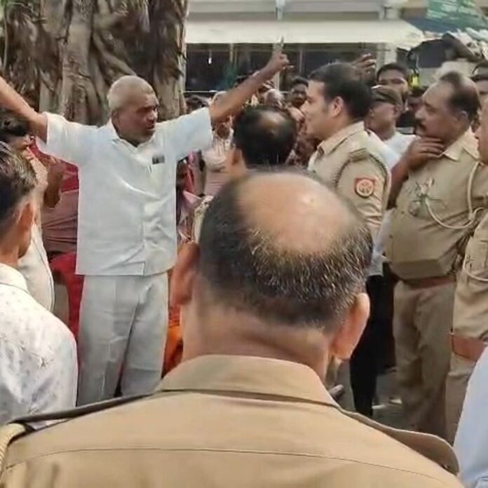 बहराइच में केला बेचकर लौट रहे युवकों से मारपीट:आरोपियों ने 25 हजार रुपए और चेन लूटी, कार्रवाई न होने पर पीड़ित पक्ष ने किया प्रदर्शन