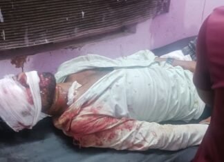 चिरैया मोड़ पर बाइक अनियंत्रित होकर पलटी, सवार घायल:जमुनही निवासी संतोष कुमार को सीएचसी मल्हीपुर में भर्ती कराया