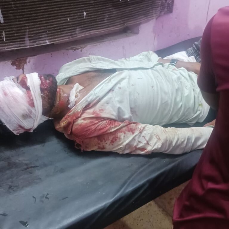 चिरैया मोड़ पर बाइक अनियंत्रित होकर पलटी, सवार घायल:जमुनही निवासी संतोष कुमार को सीएचसी मल्हीपुर में भर्ती कराया