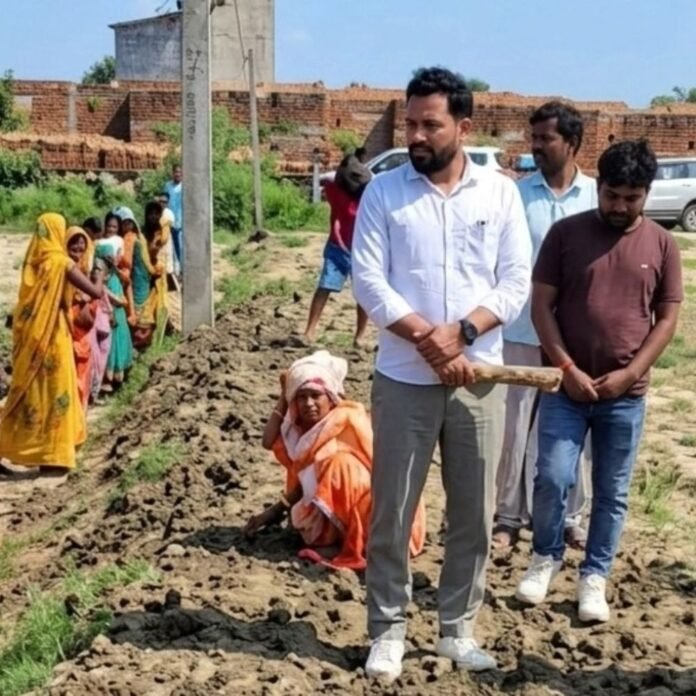 ग्रामीण परिवारों को 125 दिन रोजगार मिलेगा:मिठौरा में सीडीओ ने रोजगार सृजन दिवस पर कार्यस्थल का निरीक्षण कर दी जानकारी