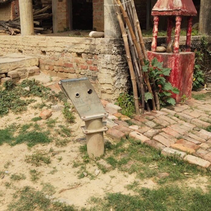 तीन साल से इंडिया मार्का हैंडपंप खराब:नवाबगंज के निम्निहारा गांव में ग्रामीण परेशान, शिकायत के बाद भी नहीं हुई मरम्मत