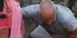 दो महिलाओं को बाल पकड़कर जमीन पर पटका, VIDEO:पड़ोसियों ने की मारपीट, जान से मारने की धमकी भी दी दो महिलाओं को बाल पकड़कर जमीन पर पटका, VIDEO:पड़ोसियों ने की मारपीट, जान से मारने की धमकी भी दी