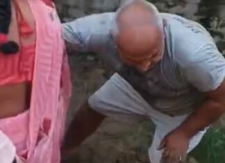 दो महिलाओं को बाल पकड़कर जमीन पर पटका, VIDEO:पड़ोसियों ने की मारपीट, जान से मारने की धमकी भी दी दो महिलाओं को बाल पकड़कर जमीन पर पटका, VIDEO:पड़ोसियों ने की मारपीट, जान से मारने की धमकी भी दी