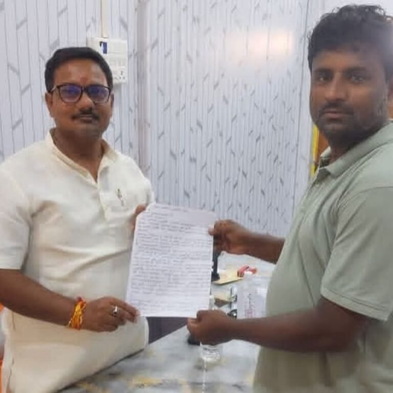 बढ़नी में जर्जर सड़क को लेकर चेयरमैन से मुलाकात:वार्ड 6, 7 और 8 की सड़क जल्द बनाने का मिला आश्वासन