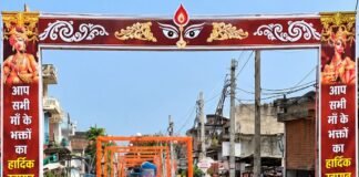 हुसैनाबाद बाजार मुख्य मार्ग पर जलभराव:नवरात्रि में श्रद्धालुओं की बढ़ सकती है परेशानी, कीचड़ से रास्ता मुश्किल हुसैनाबाद बाजार मुख्य मार्ग पर जलभराव:नवरात्रि में श्रद्धालुओं की बढ़ सकती है परेशानी, कीचड़ से रास्ता मुश्किल