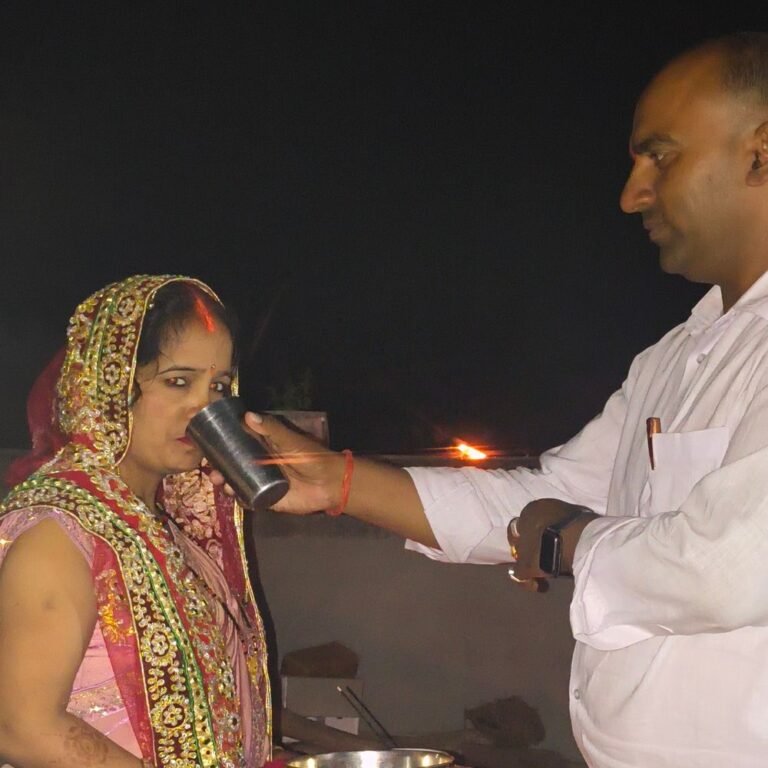 लक्ष्मीपुर क्षेत्र में महिलाओं ने करवा चौथ का व्रत रखा:कथा सुनने के बाद छलनी से चंद्रमा और पति के दर्शन किए