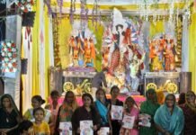 पुलिस ने दुर्गा पंडालों में दी महिला सुरक्षा की जानकारी:बलरामपुर में साइबर ठगी और हेल्पलाइन नंबरों के बारे में बताया पुलिस ने दुर्गा पंडालों में दी महिला सुरक्षा की जानकारी:बलरामपुर में साइबर ठगी और हेल्पलाइन नंबरों के बारे में बताया