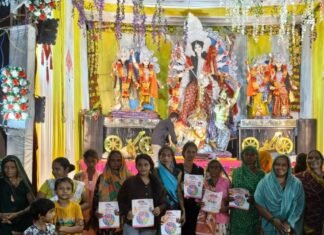 पुलिस ने दुर्गा पंडालों में दी महिला सुरक्षा की जानकारी:बलरामपुर में साइबर ठगी और हेल्पलाइन नंबरों के बारे में बताया पुलिस ने दुर्गा पंडालों में दी महिला सुरक्षा की जानकारी:बलरामपुर में साइबर ठगी और हेल्पलाइन नंबरों के बारे में बताया
