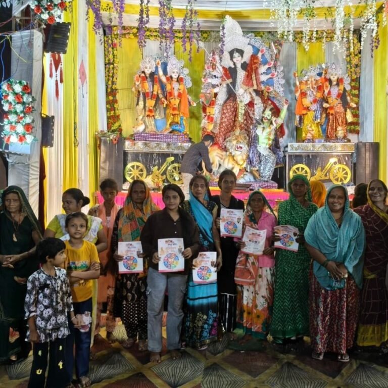 पुलिस ने दुर्गा पंडालों में दी महिला सुरक्षा की जानकारी:बलरामपुर में साइबर ठगी और हेल्पलाइन नंबरों के बारे में बताया