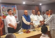 बाढ़ से फसल-बर्बाद, 25किसानों को मिला मुआवजे का डेमो चेक:विधायक ने बांटे चेक, चार गांवों के 1399 किसानों को मिलेगी सहायता बाढ़ से फसल-बर्बाद, 25किसानों को मिला मुआवजे का डेमो चेक:विधायक ने बांटे चेक, चार गांवों के 1399 किसानों को मिलेगी सहायता