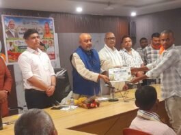 बाढ़ से फसल-बर्बाद, 25किसानों को मिला मुआवजे का डेमो चेक:विधायक ने बांटे चेक, चार गांवों के 1399 किसानों को मिलेगी सहायता