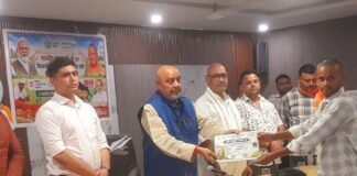 बाढ़ से फसल-बर्बाद, 25किसानों को मिला मुआवजे का डेमो चेक:विधायक ने बांटे चेक, चार गांवों के 1399 किसानों को मिलेगी सहायता बाढ़ से फसल-बर्बाद, 25किसानों को मिला मुआवजे का डेमो चेक:विधायक ने बांटे चेक, चार गांवों के 1399 किसानों को मिलेगी सहायता