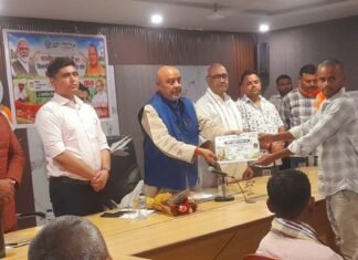 बाढ़ से फसल-बर्बाद, 25किसानों को मिला मुआवजे का डेमो चेक:विधायक ने बांटे चेक, चार गांवों के 1399 किसानों को मिलेगी सहायता बाढ़ से फसल-बर्बाद, 25किसानों को मिला मुआवजे का डेमो चेक:विधायक ने बांटे चेक, चार गांवों के 1399 किसानों को मिलेगी सहायता