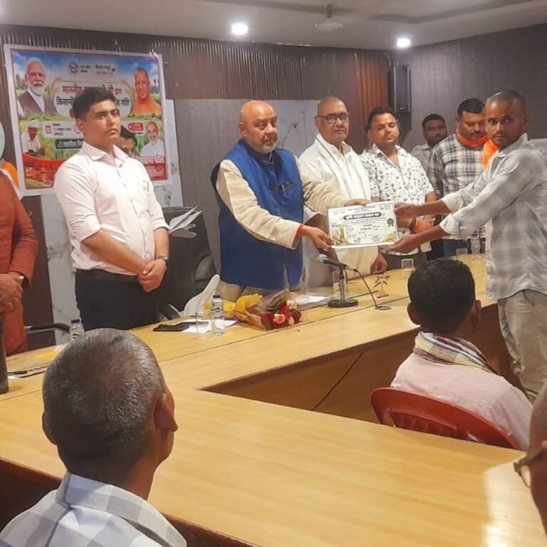 बाढ़ से फसल-बर्बाद, 25किसानों को मिला मुआवजे का डेमो चेक:विधायक ने बांटे चेक, चार गांवों के 1399 किसानों को मिलेगी सहायता
