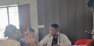 सोनार में बाढ़ पीड़ितों के लिए लगा मुफ्त स्वास्थ्य शिविर:सैकड़ों ग्रामीणों को मिला इलाज और महंगी दवाएं भी मुफ्त मिलीं सोनार में बाढ़ पीड़ितों के लिए लगा मुफ्त स्वास्थ्य शिविर:सैकड़ों ग्रामीणों को मिला इलाज और महंगी दवाएं भी मुफ्त मिलीं