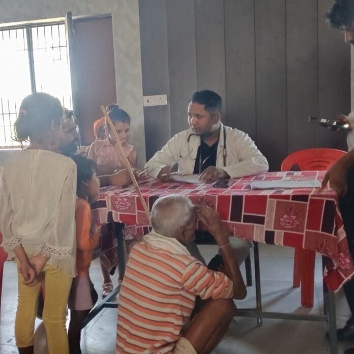 सोनार में बाढ़ पीड़ितों के लिए लगा मुफ्त स्वास्थ्य शिविर:सैकड़ों ग्रामीणों को मिला इलाज और महंगी दवाएं भी मुफ्त मिलीं