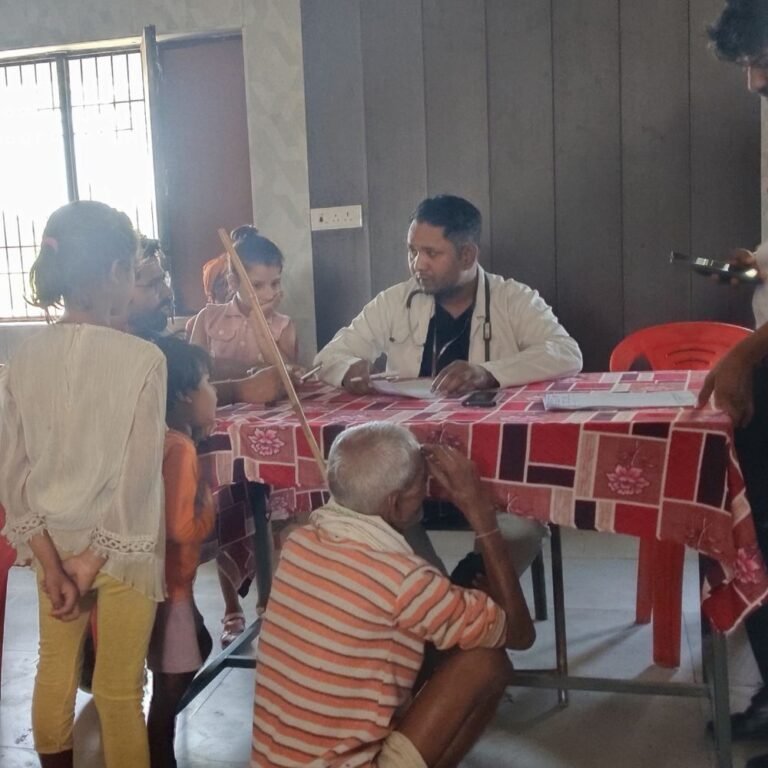 सोनार में बाढ़ पीड़ितों के लिए लगा मुफ्त स्वास्थ्य शिविर:सैकड़ों ग्रामीणों को मिला इलाज और महंगी दवाएं भी मुफ्त मिलीं