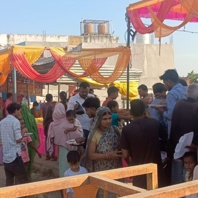 गिलौला में महर्षि वाल्मीकि जयंती पर विशाल भंडारा:श्रद्धालुओं ने ग्रहण किया प्रसाद, शोभायात्रा और रामायण पाठ भी हुआ